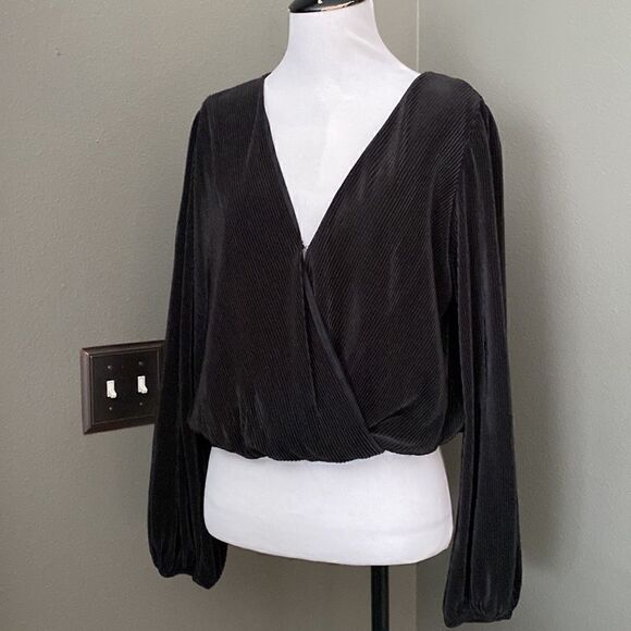 ASTR The Label Women's Long Sleeve Pleated Crop Top in Black - Picture 2 of 11